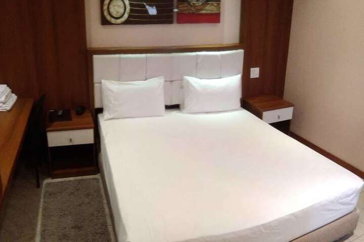 Room 4 of 41