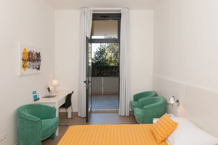 Room 4 of 90