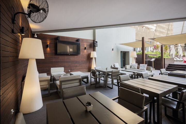 Lounge 74 of 87