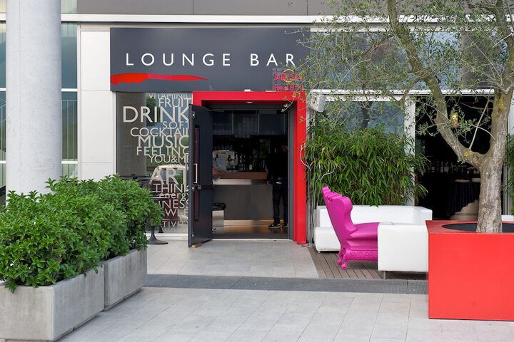 Lounge 41 of 53