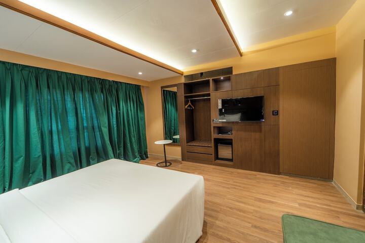 Room 4 of 10