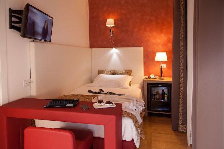 Room 5 of 169