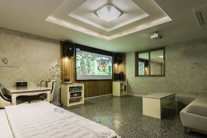 Room 10 of 100