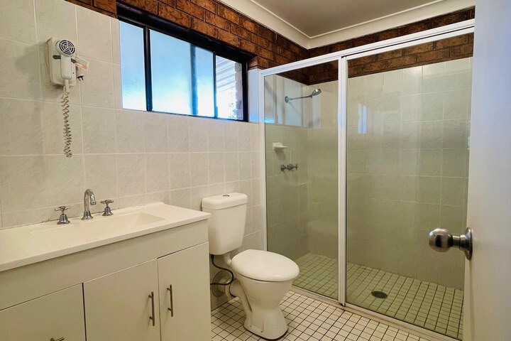 Room 4 of 8