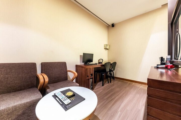 Room 9 of 11