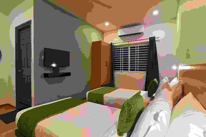 Room 4 of 16