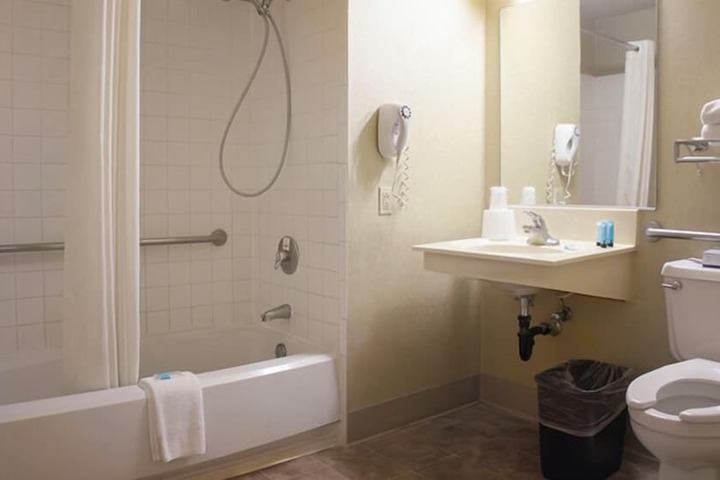 Standard Room, King or Two Doubles (4 of 8)