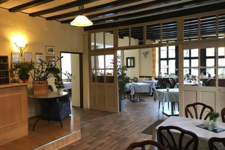 Dining 7 of 12