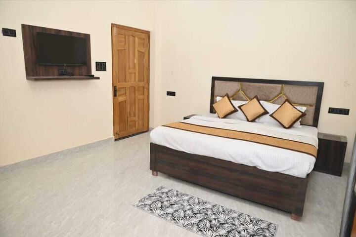 Room 5 of 11