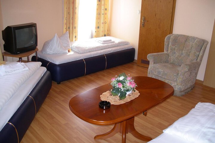 Room 16 of 33