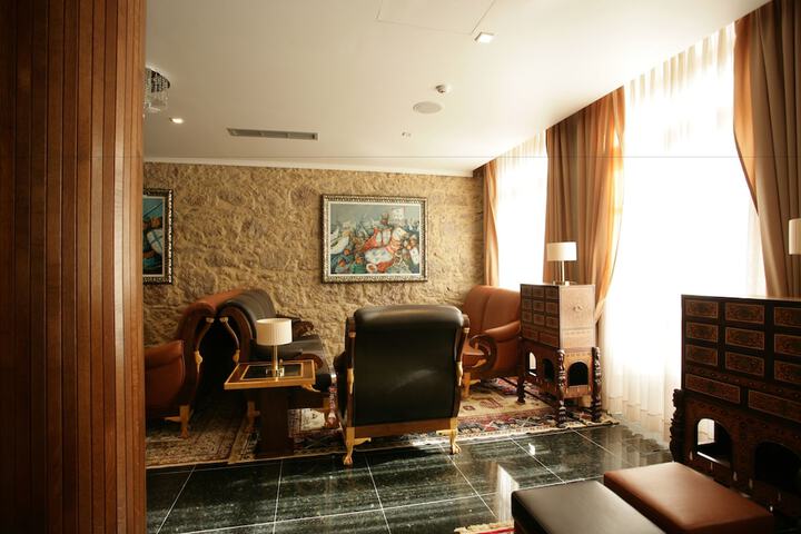 Lounge 24 of 29