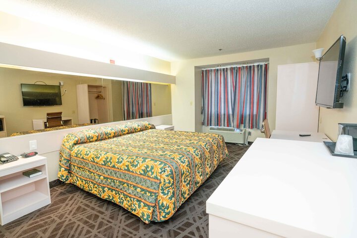 Deluxe King Bed (8 of 12)