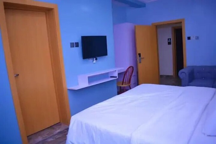 Room 5 of 65