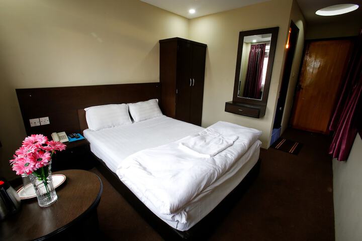 Room 6 of 28