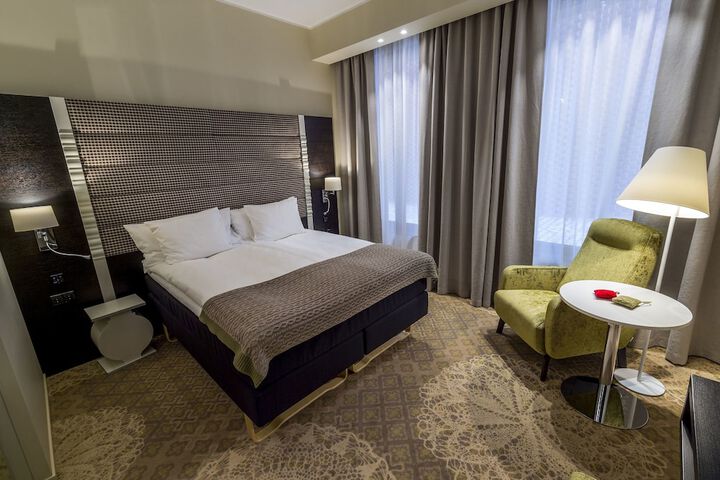 Room 32 of 80