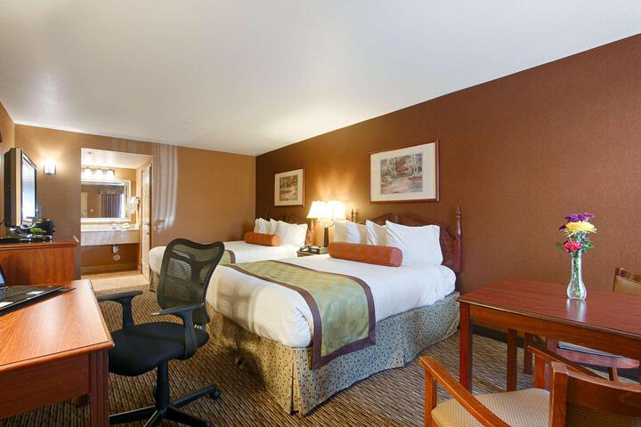 2 Queen Beds High Speed Internet Accessible Microwave and Refrigerator, Coffee Maker Iron and Ironing Board Hairdryer Continental Breakfast (1 of 8)