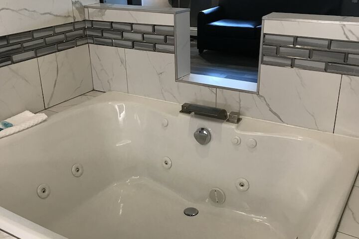 Deluxe Room Jacuzzi Suite 1 King Bed with Sofa Bed (3 of 7)