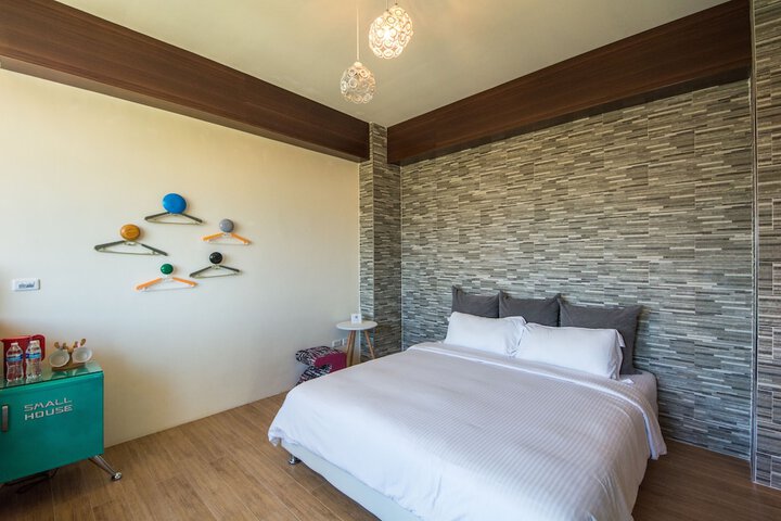 Room 16 of 38