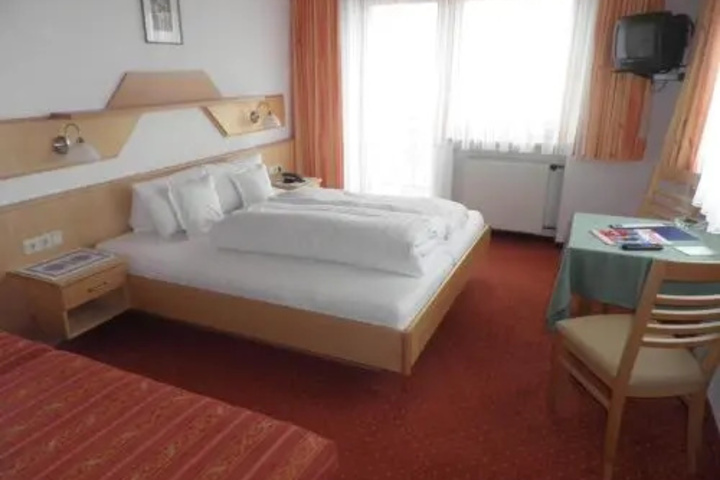 Room 6 of 16