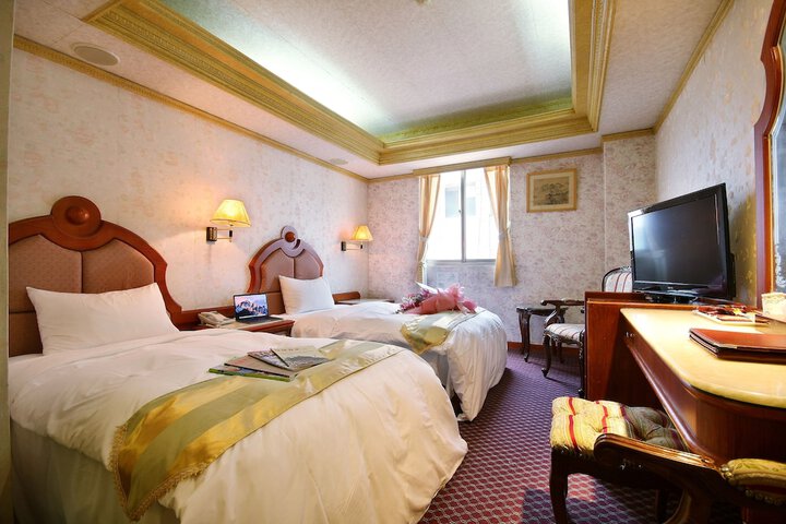 Room 14 of 32