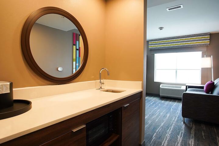 2 Queen Beds Mobility Hearing Accessible Tub (2 of 16)