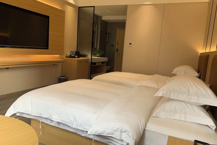 Room 11 of 18