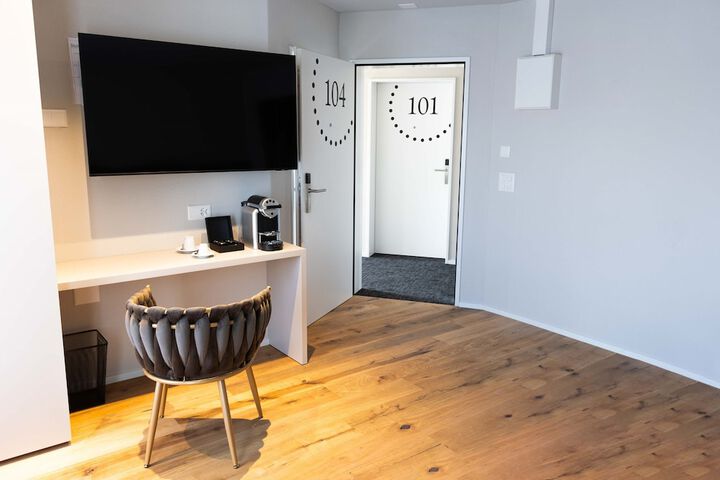 Room 4 of 12