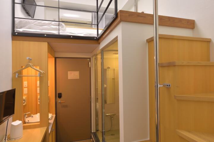 Room 17 of 33