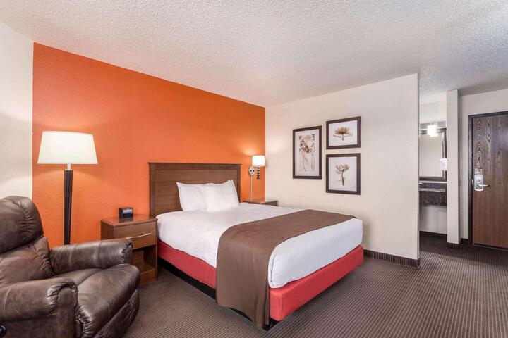 1 King Bed (2 of 13)