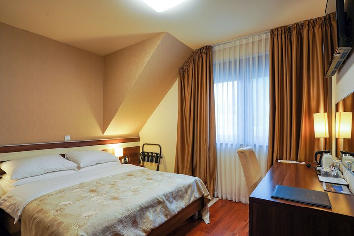 Room 13 of 90
