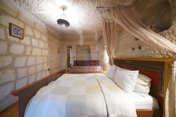 Room 9 of 83