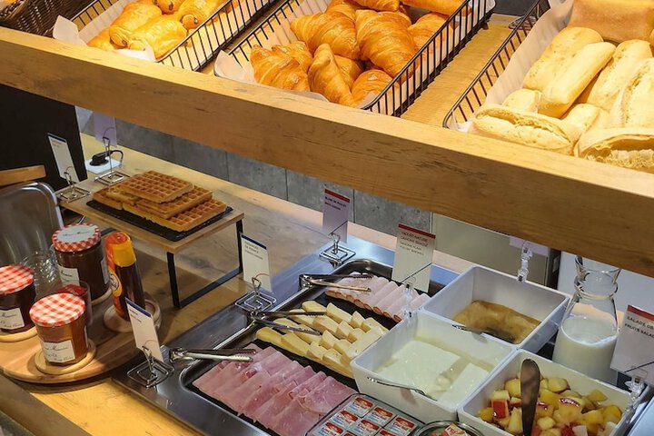 Breakfast/Coffee Service 24 of 42
