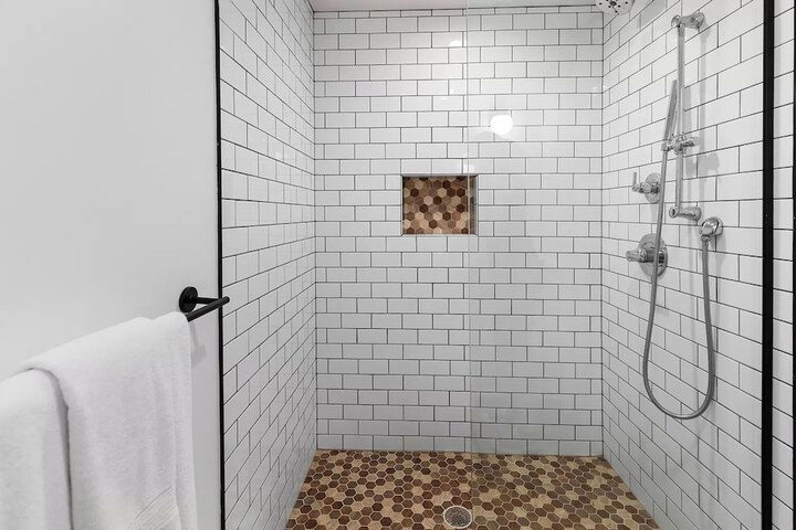 Room 17 of 25