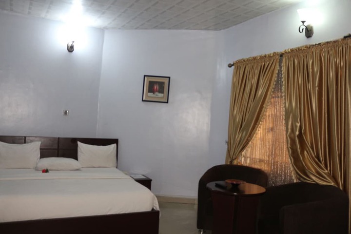 Room 10 of 28