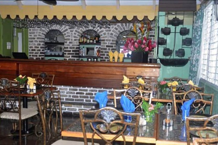 Lounge 17 of 20