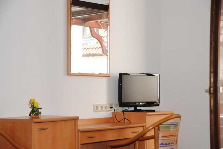 Room 10 of 32