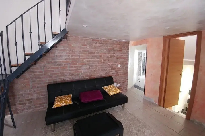 Room 7 of 8