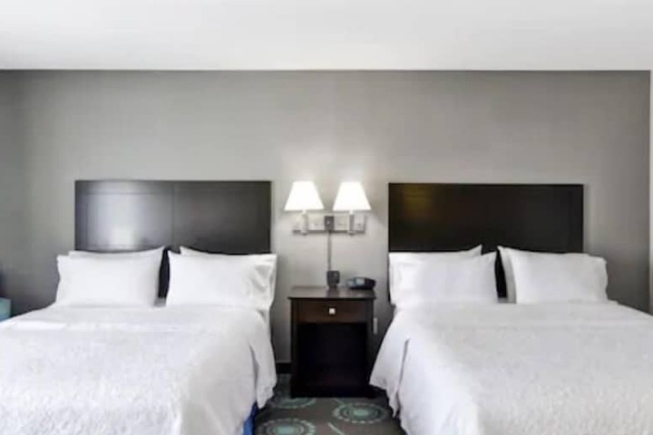 2 Queen Beds (3 of 4)
