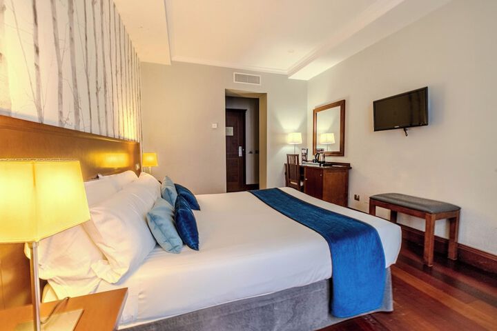 Room 9 of 27