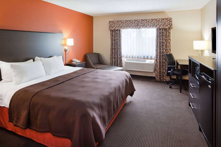 1 King Bed (13 of 17)