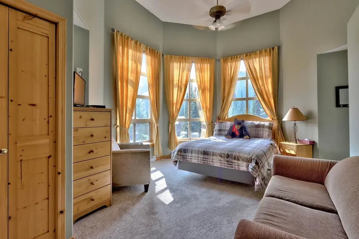 Room 6 of 14