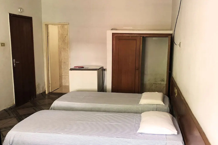 Room 4 of 13