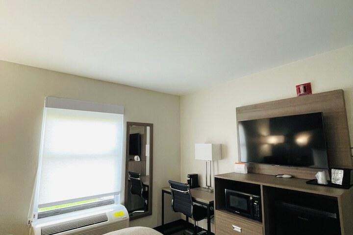 2 Queen Beds (2 of 17)