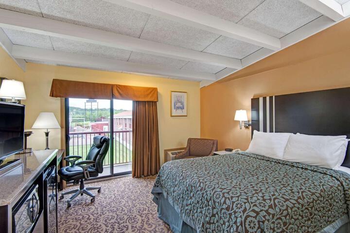 1 Queen Bed (9 of 16)