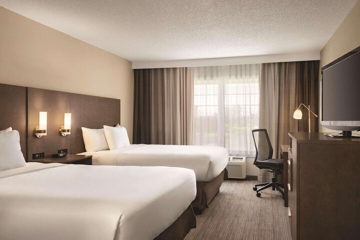 2 Queen Beds (3 of 3)