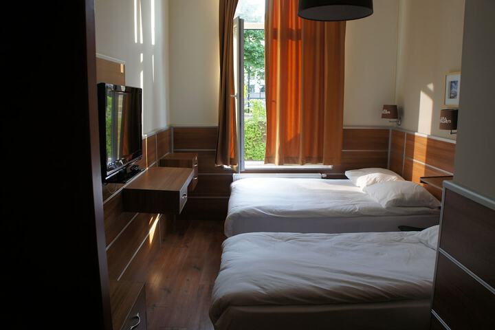 Room 6 of 25