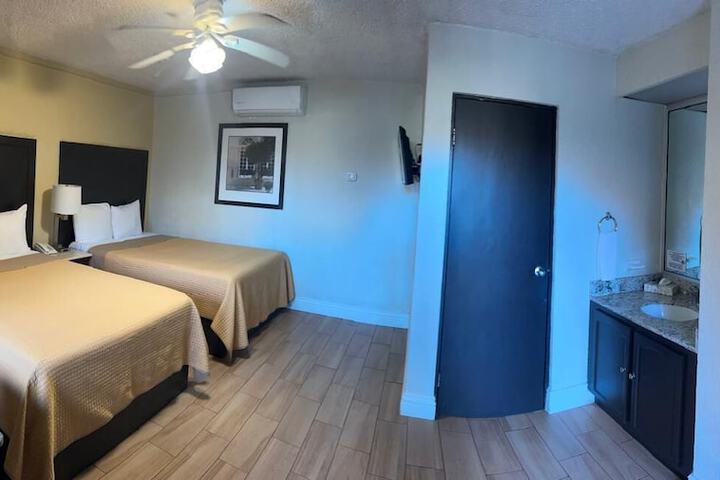 Room 4 of 9