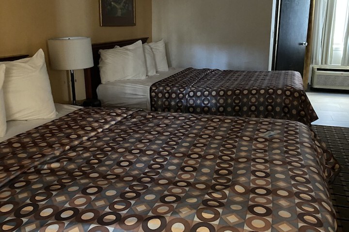 2 Queen Beds (8 of 11)