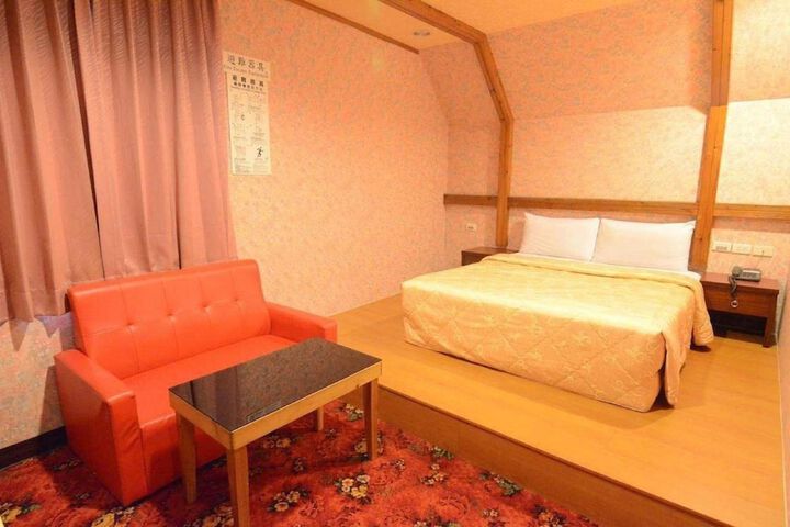 Room 8 of 18