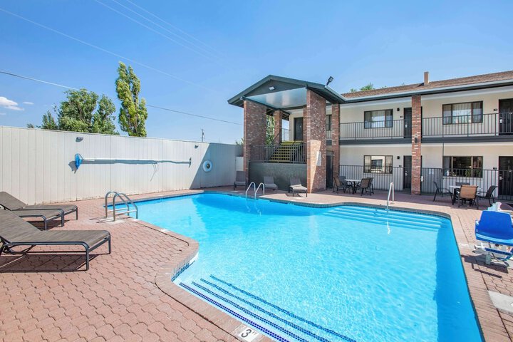 Pool 20 of 28